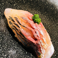 鮨 青海 - 出水の鯵。薬味は大葉とアサツキ、生姜のタタキです