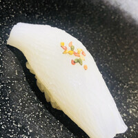 鮨 青海 - 障泥烏賊。京都の五色胡麻と塩がトッピング