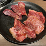 Kokusangyuu Yakiniku Kuidon - 霜降りばっかやないか！
                        と喜んでいたところ間違いでしたとのこと。
                        でもサービスでいただきましたw