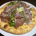 イタリアンバルTENOHIRA - 生ハムと葉っぱのピザ