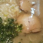 Nagahama Ramen Jirou Maru - アップ
                        しっかりしたチャーシューが３つ