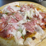伊酒リア - パルマ産生ハムとサラミのピッツア（2,530円）