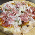伊酒リア - パルマ産生ハムとサラミのピッツア（2,530円）