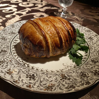La maison du caviar 17℃ - 十勝産短角牛フィレ肉のウェリントン風パイ包み焼き、ペリグーソース。
