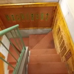 太田屋 - 地下一階へ降りる急な階段