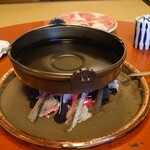 和田金 - まずは鍋を載せ、牛脂で油引きされた