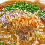 六綵亭 - 麻婆味噌ラーメン（花椒と七味唐辛子をふって）