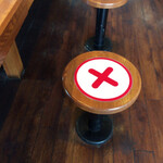 徳島ラーメン人生 - カウンター席のイスには1つおきにバツ印が