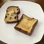 トースト ネイバーフッド ベイカリー - ◆ アソート食パン　¥540税別 
                                3種のレーズンブレッド
                                ヴァージンオリーブ食パン