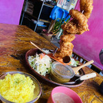 ROCKET CHICKEN - ロケットチキン。チキン6ピース＋サラダ＋カレー＋タルタルソース(2人前です)
                ターメリックライスにカップのスープ。