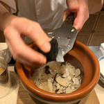 麻布 かどわき - 目の前でトリュフを削り入れてくれます