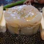 シャトー　ラ・パルム・ドール - 真ん中、帆立とホワイトアスパラガスのアップ野菜を退けてみた