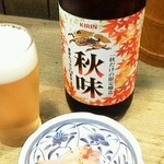 あぜみち - 壜ビールとお通し（この日はスモークサーモン）