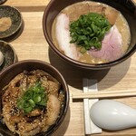 中華蕎麦 とみ田 - TOKYO-X純粋豚骨らぁめん+焼豚ごはん+比内地鶏半熟味玉+魚粉