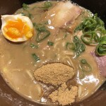 中華蕎麦 とみ田 - TOKYO-X純粋豚骨らぁめん+比内地鶏半熟味玉+魚粉