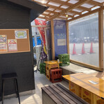 市場食堂つるや - 外席もあり、この季節は爽やかで気持ちいい。