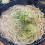 市場食堂つるや - 五島うどん あつ 500円、大盛り150円、あご出汁が効いてるがやや薄味なのでだし醤油を何滴か垂らすとさらに美味しくなった。