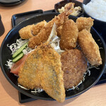 市場食堂つるや - 手前アジフライ、その隣りメンチカツ、その奥エビフライとカキフライ 