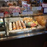 パティスリー アヴァンセ - 店内ショウケース