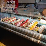 パティスリー アヴァンセ - 店内ショウケース