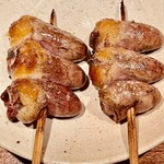 オオクサ - ハツ食べ比べ！左が比内地鶏で右は熊野地鶏です　比内地鶏のほうがやや大きいですが味の強さは熊野地鶏ですね