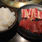 Amiyaki Tei - カルビ・ロースランチ(肉、ご飯)。