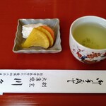 川亀 - 先ずはお新香とお茶が提供されます。