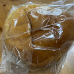 ケーワン - クリームパン大
      中はカスタードクリームがぎっしりです