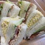 ケーワン - ツナサンドのボックス
      タマゴサンドやハムサンドも入って豪華です