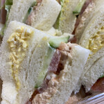 ケーワン - トマトやきゅうりも一緒にはさまれたツナサンドはとてもジューシーでした