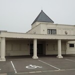 シャトー　ラ・パルム・ドール - 建物外観　本来、結婚式場がメインだと思う。
      こんな場所での結婚式、凄く印象良いだろうなぁ