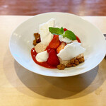 よし奈 - 苺のムース　500円　うますぎ、安ぅぅ。