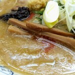 麺屋 とろも - ～表面脂ははトッピングの背脂ニンニク～