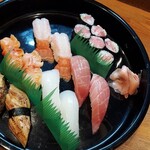 ひょうたん寿司 - 料理写真:手長蝦が美味!今日は赤貝も上質。すきみも、いつもより豪華