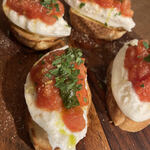 trattoria e poi - ブッラータチーズのカプレーゼ”ブルスケッタで”