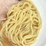 麺家けんゆう - 製麺所不明の麺は少し細めのストレート麺。