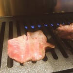 焼肉 いけばた - たん焼いてる