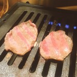 焼肉 いけばた - たん2枚焼いてる