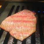 焼肉 いけばた - ロース焼いてる