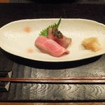 時の宿 すみれ - 大とろポアレのにぎり　外もものあぶり寿司 あけび味噌で 