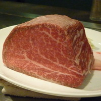 ニューオークラ - 黒毛和牛フィレ肉のステーキは肉厚ですね