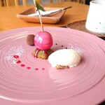 阿蘇レストラン&菓子屋 ギフト - デザートと食後の飲み物「さくらんぼとピスタチオのデザート」と珈琲