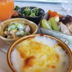 カフェ笑夢 - グラタン熱々、煮物はタケノコ、ニンジン、ふき、椎茸、コンニャク、鶏肉。
