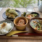 食事と図書 雨風食堂 - 