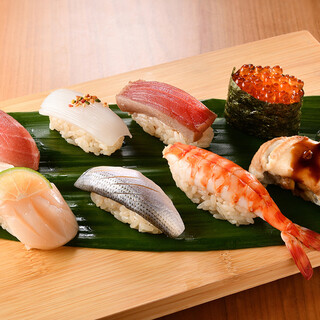 [豐富的菜單]使用時令鮮魚製成的新鮮壽司！
