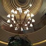 ロオジエ - 中央部は吹き抜けになっていて そこに立派なシャンデリア。
      シャンデリアの下のフラワーアートは毎月変わります。５月は紫陽花。