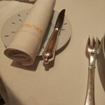 ロオジエ - D.ポルトー社製のナプキン(もちろん特注品)。クロスもD.ポルトー社製。 カトラリーは 純度の高い銀で作られたピュイフォルカ。