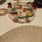 ロオジエ - アミューズグール。普段であれば これをつまみながらメニューを眺めるのだけど……