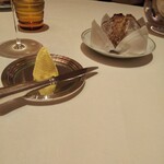 ロオジエ - 焼きたて自家製ライ麦パン。バターはボルティエバター。パティスリーパロラのカヌレとかに使われてるバターね。