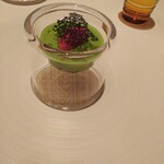 ロオジエ - アミューズ：ブロッコリーのブルーテにビーツのアイスクリーム。中には野菜出汁のジュレや角切りビーツと野菜だけで構築されてるのだが、各素材自体の風味や食感が活きていて とても美味しい。温度も絶妙。